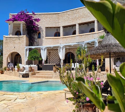Beautiful Luxury Villa with Pool and Yoga Area, 20 Guests Max