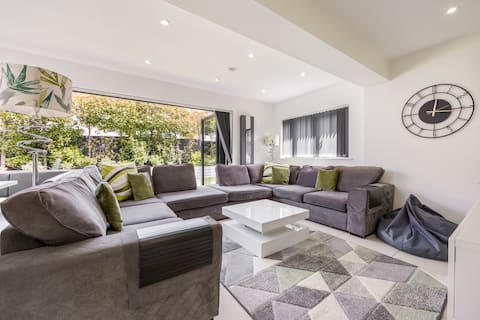 Top Airbnb: Contemporary 7 Bedroom 5 Bath House Near Beach in Bournemouth, Christchurch And Poole