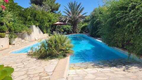 In villa, charming independent volume... South-facing.