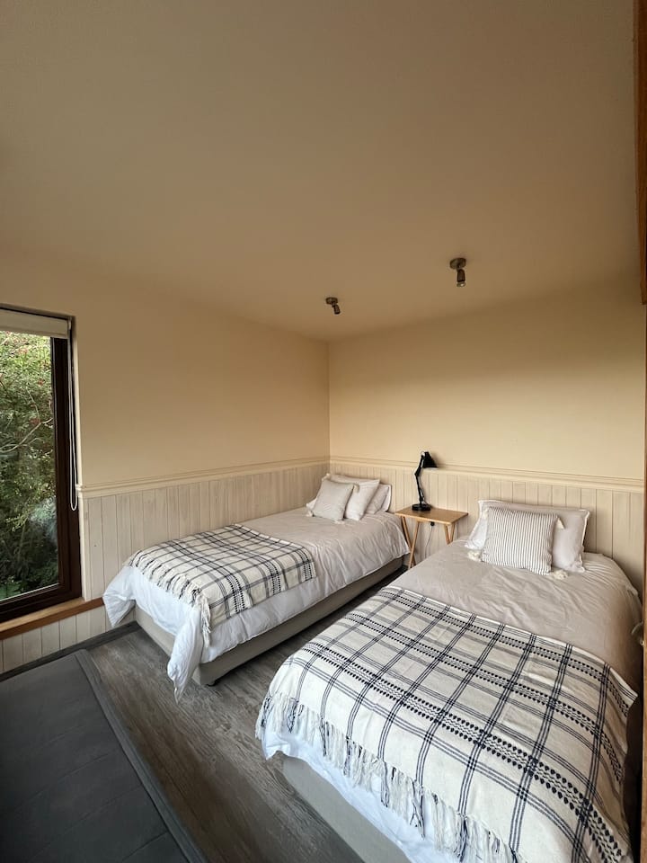 Dos camas de 1 plaza, a los pies hay un fotón 