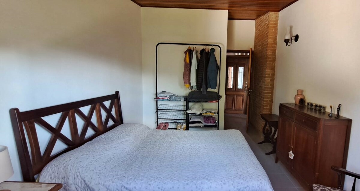 双人卧室，带卫生间（套房）。