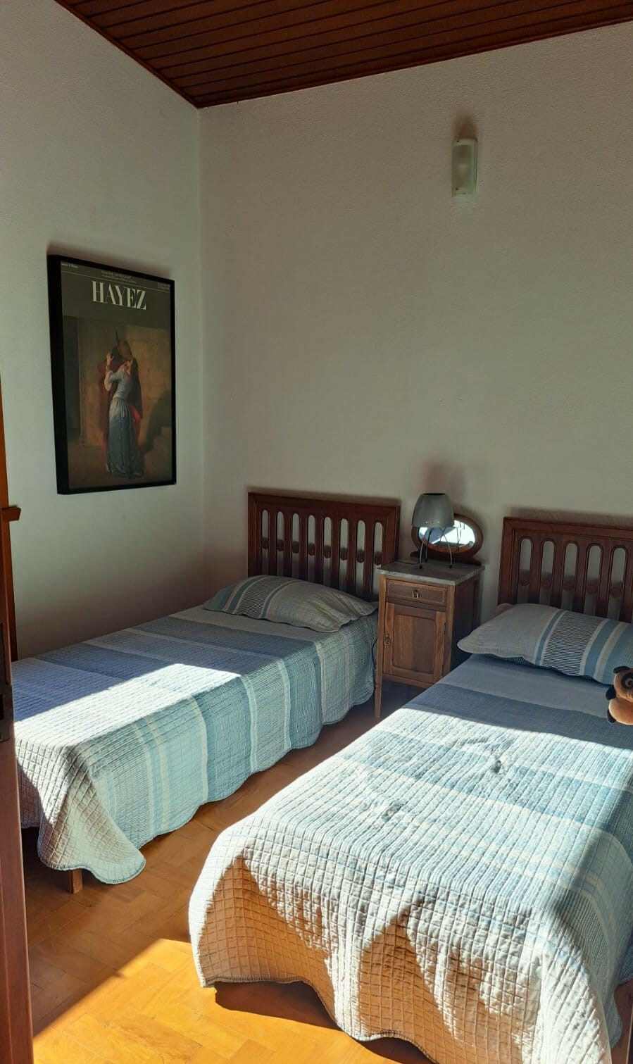 房间有2张单人床。