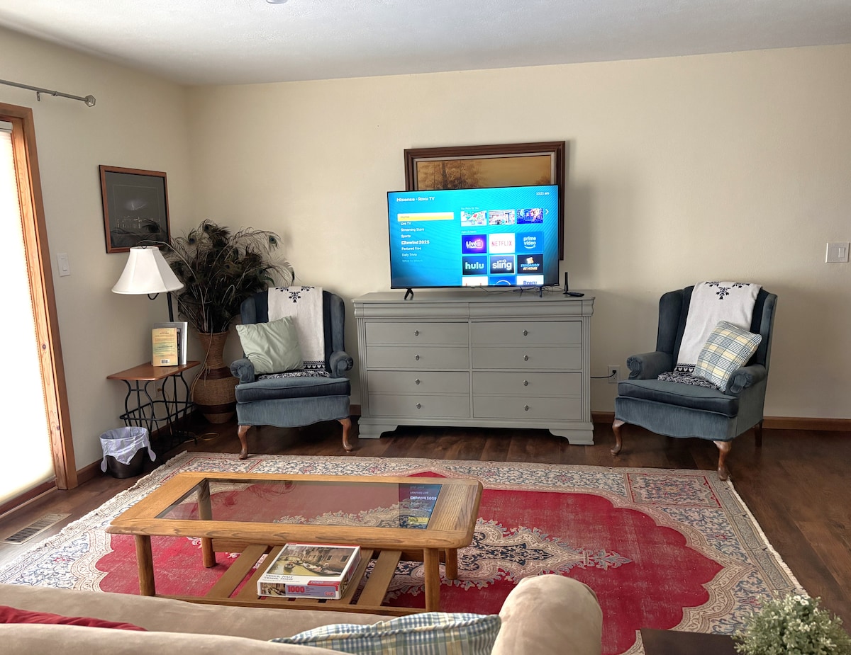 Sofá cama tamaño queen en la segunda gran sala de estar/sala de juegos. Muchos asientos cómodos. Las puertas del patio conducen a la terraza trasera. Ropa de cama para sofá cama en los cajones de la cómoda de la consola de TV.