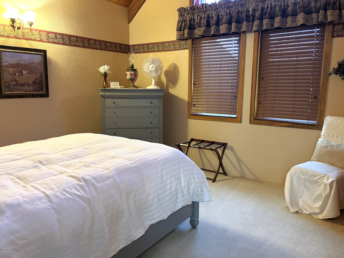 Cómoda cama queen en el dormitorio de roble rojo (arriba)