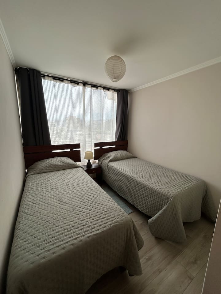 غرفة نوم مريحة للغاية يمكنك أن تجد فيها سريرين بمساحة 1 متر مربع لكل منهما.