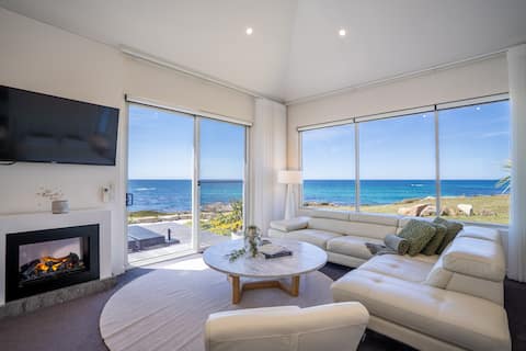 Luxe Villa + Private Hot Tub + Sauna + Fireplace