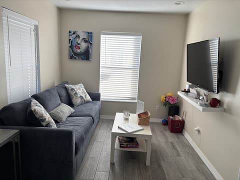 Popular Airbnb listing: Sarasota Pool House in South Sarasota