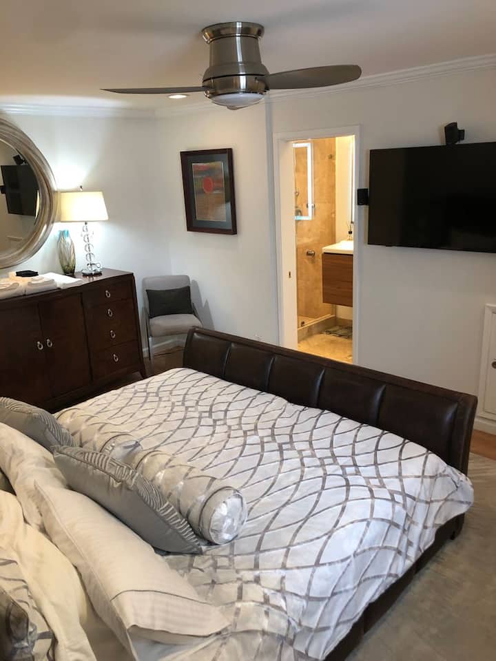 Tapasztald meg a luxust a tágas, saját fürdőszobás, king méretű ággyal felszerelt hálószobánkban, amely két gardróbba, bőséges tárolóhelyre, mennyezeti ventilátorra és tévére is kínál lehetőséget a kényelmes estékhez. A saját fürdőszobás oázisod készen áll, hogy nyugalommal és stílussal övezzen körül. 