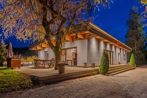Villa Jura, the setting on foot between village and slopes