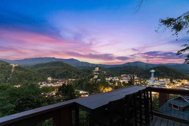 Absolute Heaven -  Hot Tub, City & Mountain Views! - Gatlinburg, TN