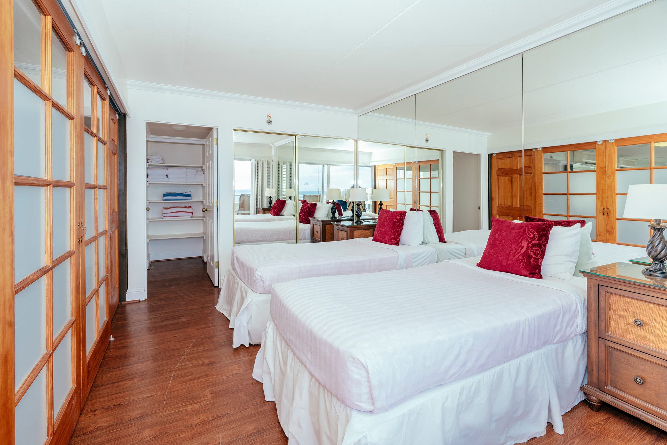 Condo in Honolulu · ★4.69 · 2 bedrooms · 3 beds · 2 private baths - Image 16