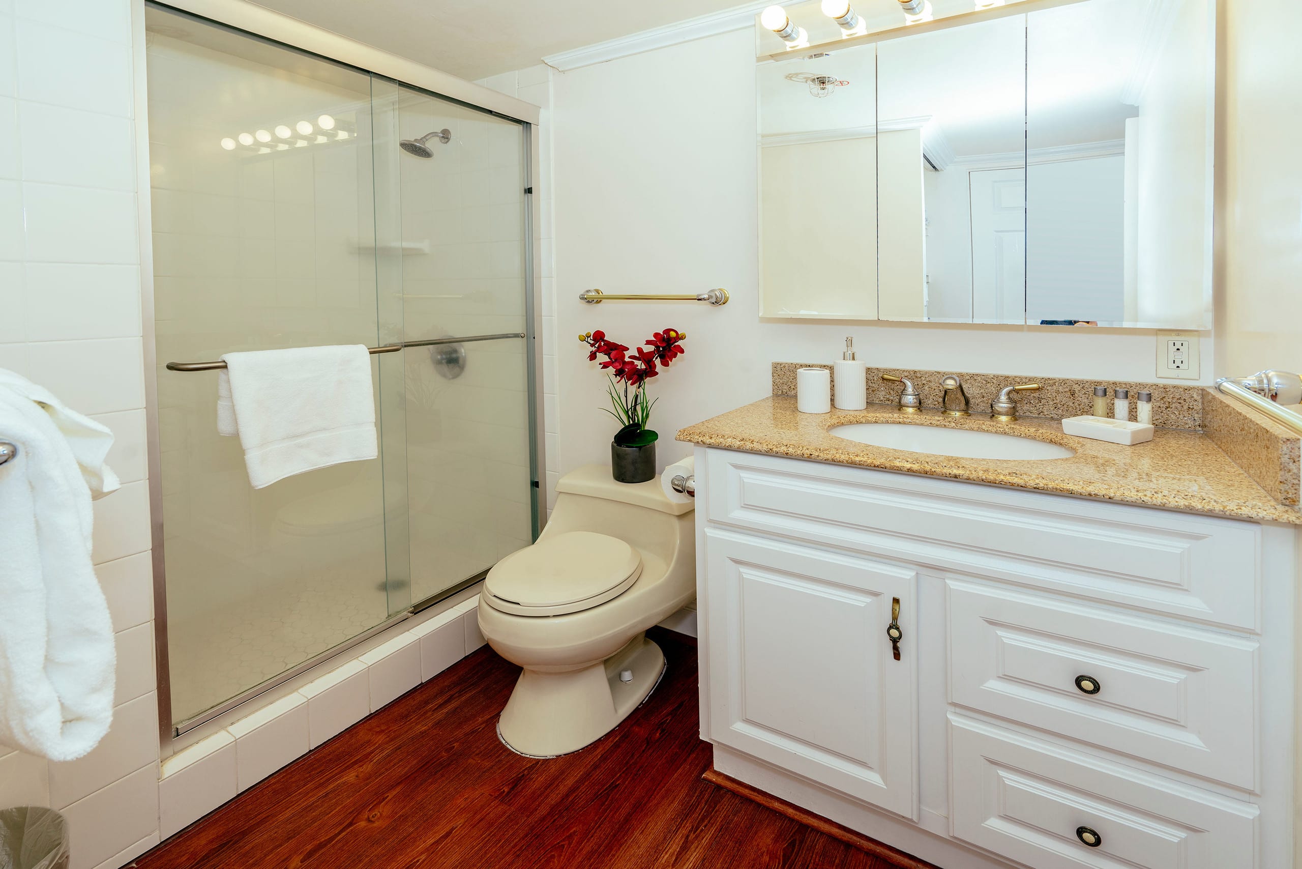 Condo in Honolulu · ★4.69 · 2 bedrooms · 3 beds · 2 private baths - Image 19