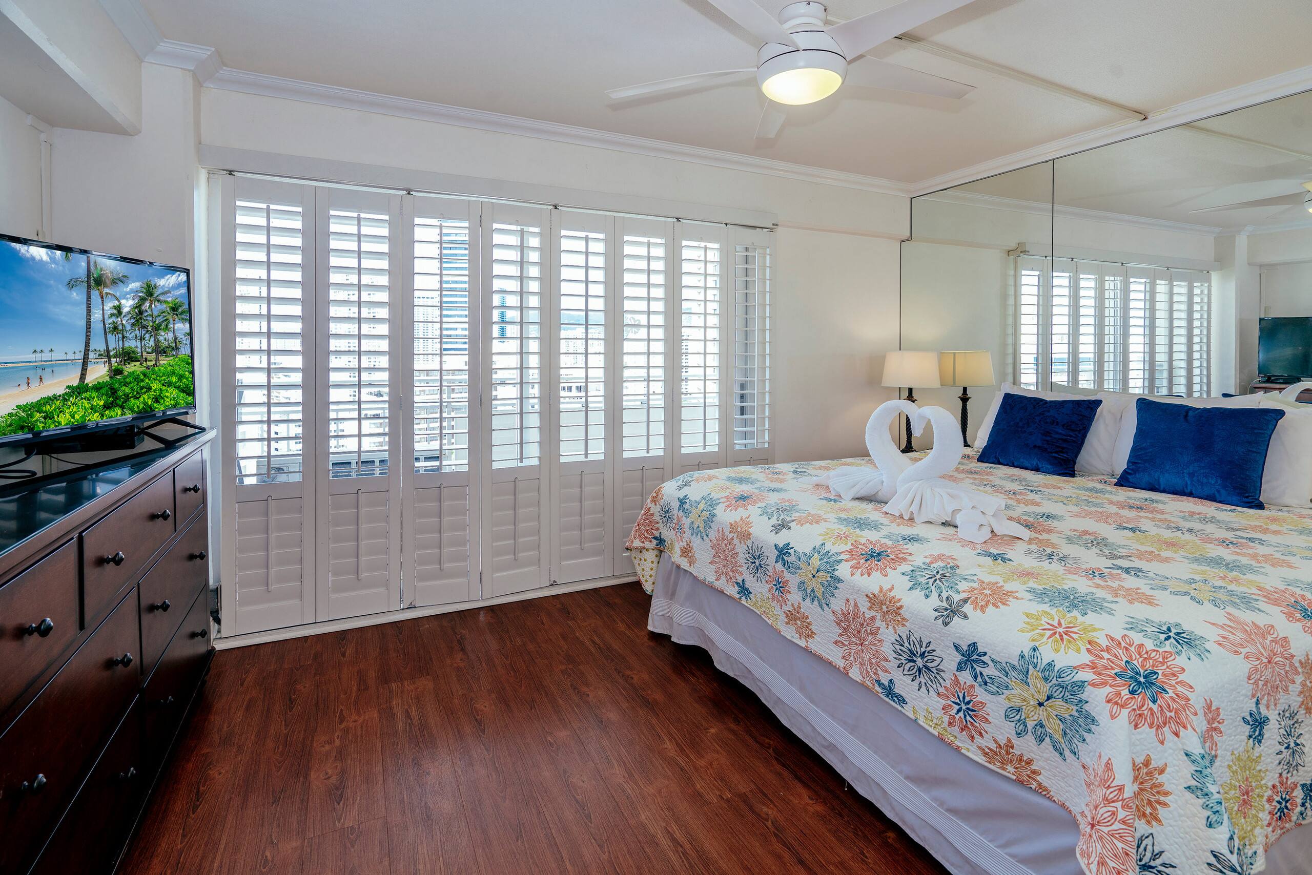 Condo in Honolulu · ★4.69 · 2 bedrooms · 3 beds · 2 private baths - Image 13
