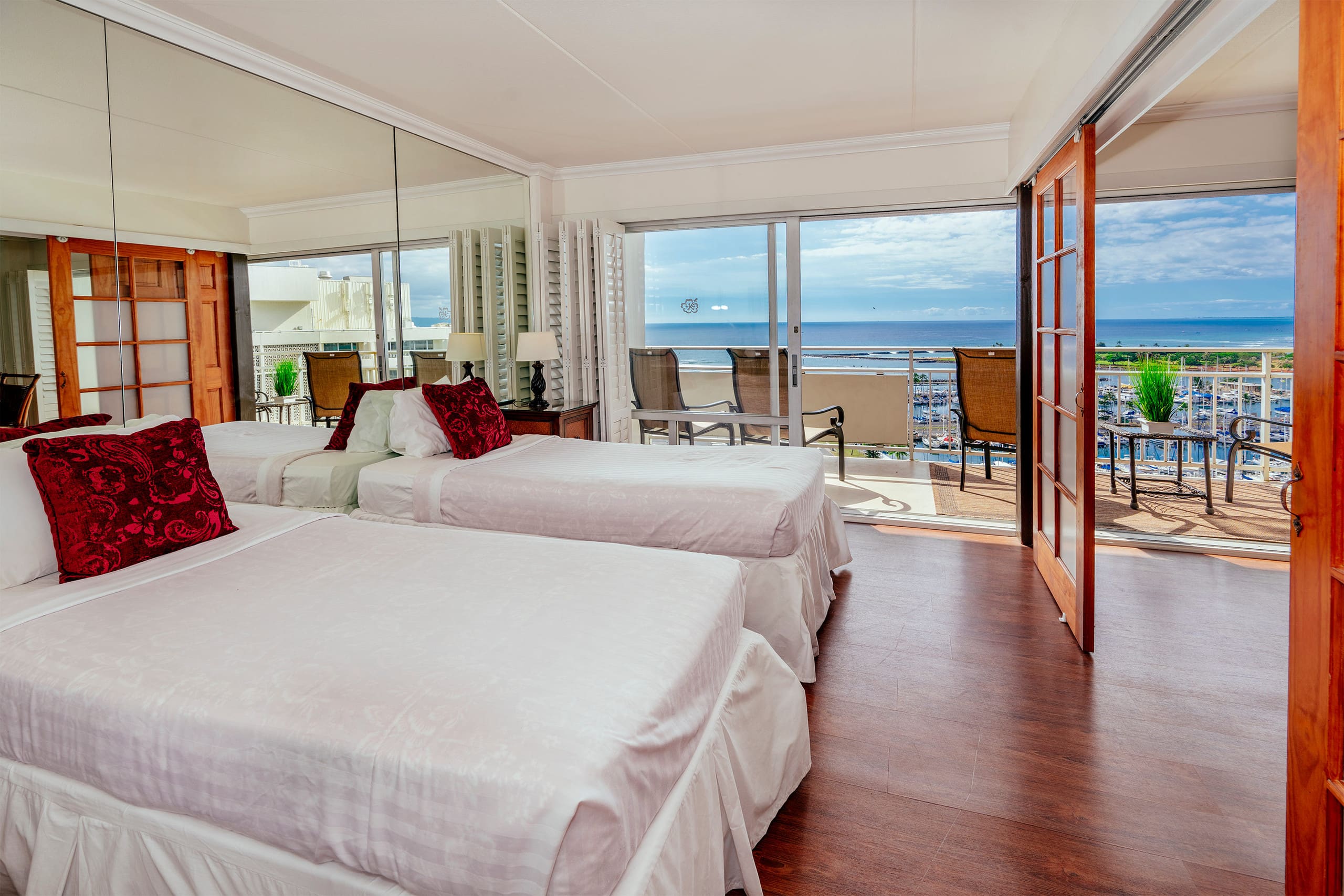 Condo in Honolulu · ★4.69 · 2 bedrooms · 3 beds · 2 private baths - Image 17
