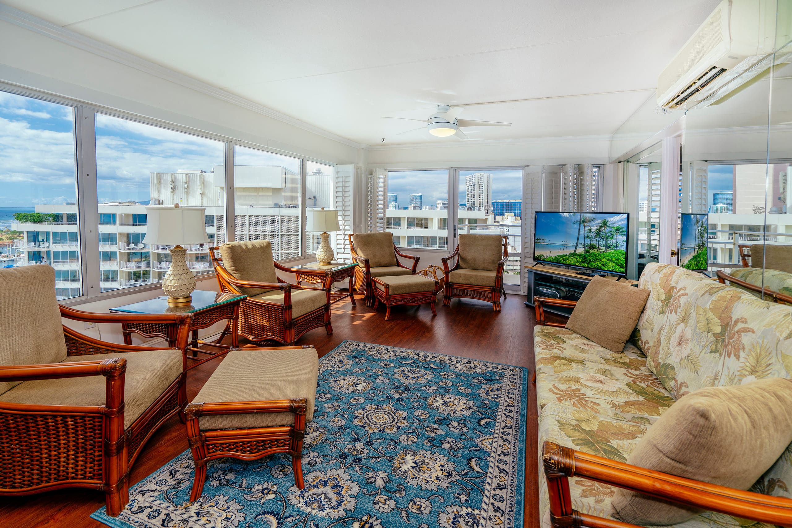 Condo in Honolulu · ★4.69 · 2 bedrooms · 3 beds · 2 private baths - Image 10