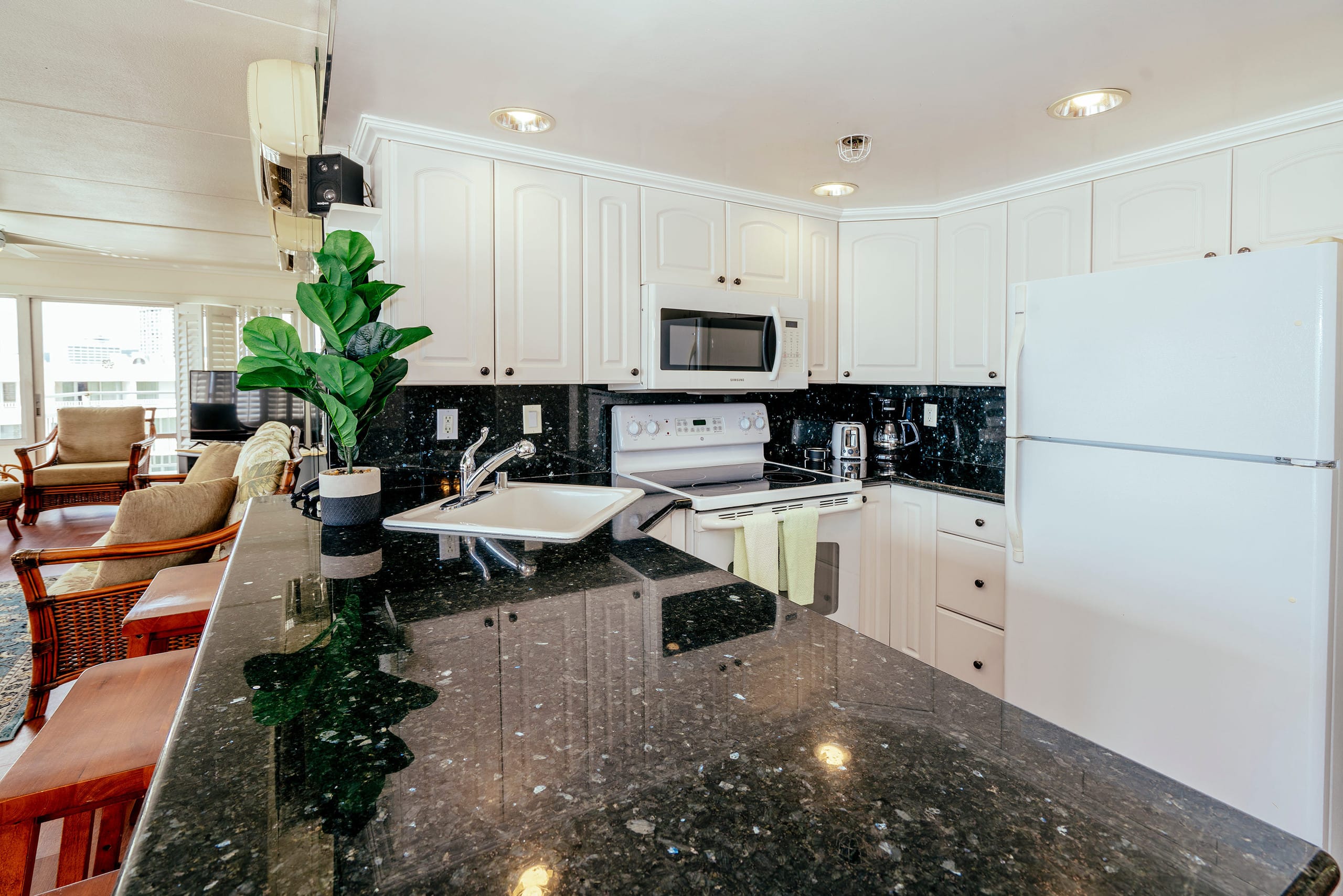 Condo in Honolulu · ★4.69 · 2 bedrooms · 3 beds · 2 private baths - Image 20