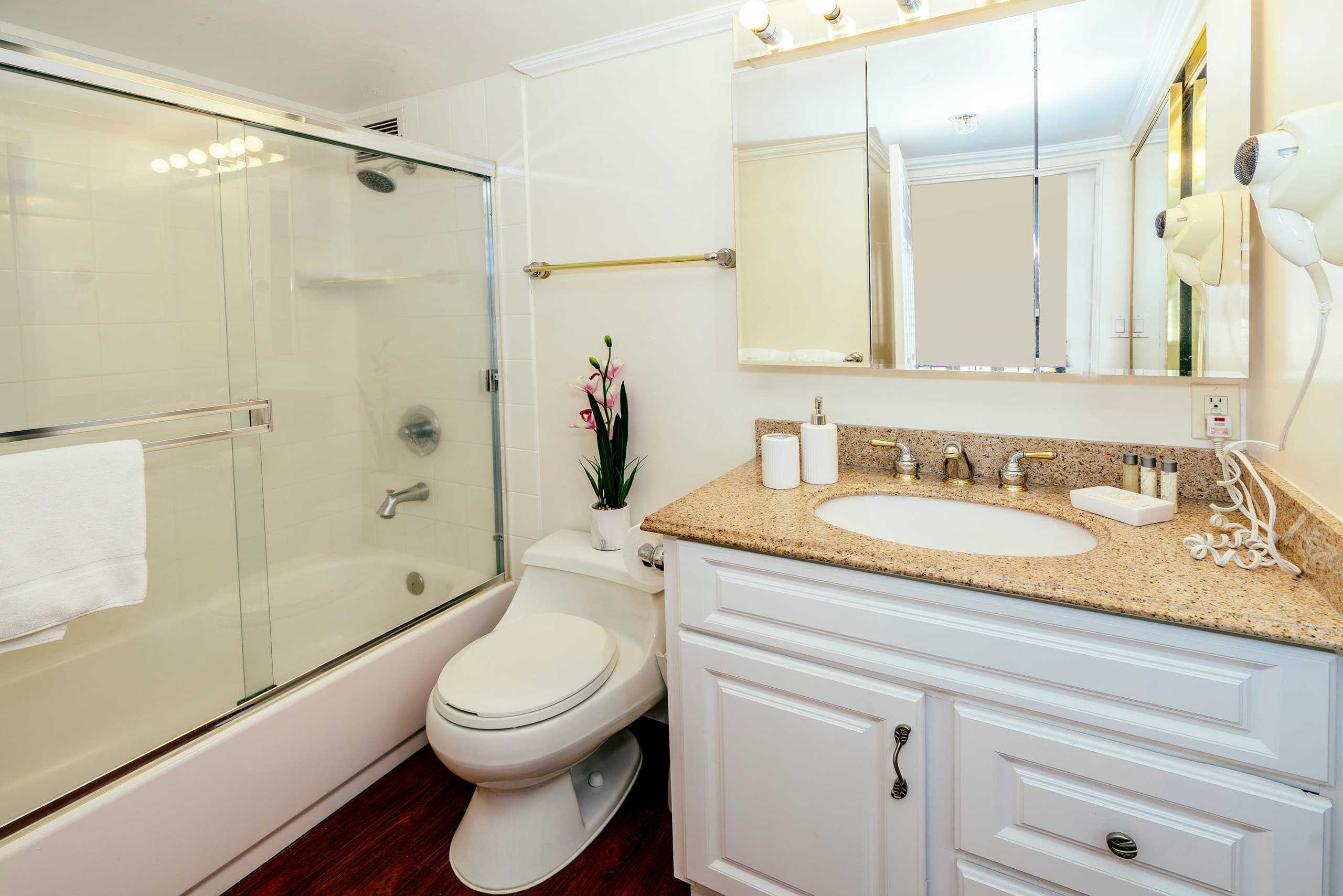 Condo in Honolulu · ★4.69 · 2 bedrooms · 3 beds · 2 private baths - Image 15