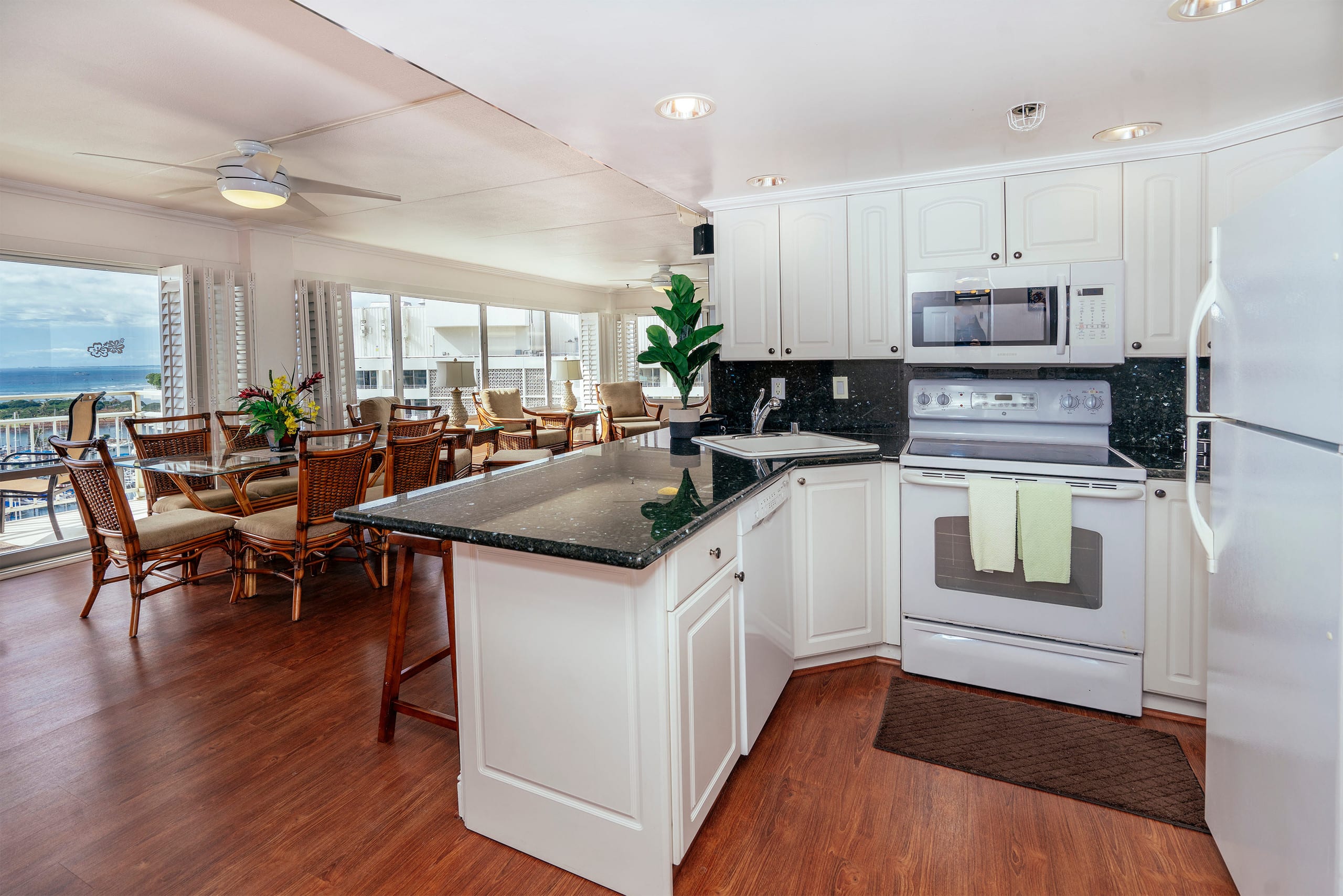 Condo in Honolulu · ★4.69 · 2 bedrooms · 3 beds · 2 private baths - Image 9