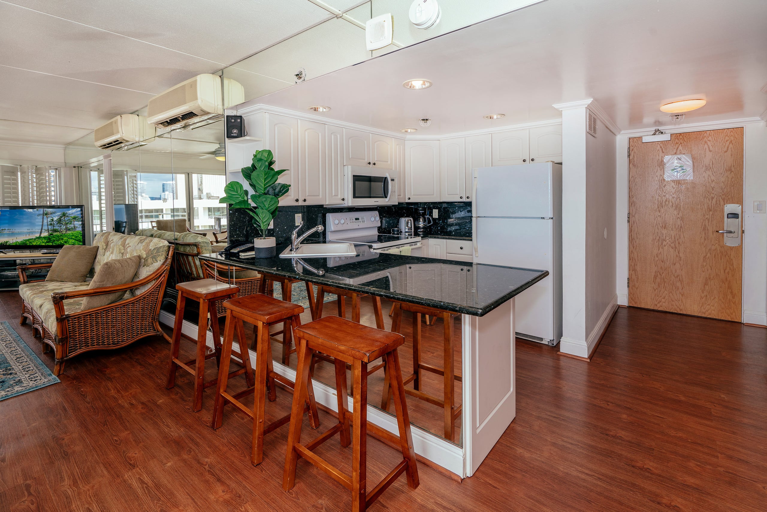 Condo in Honolulu · ★4.69 · 2 bedrooms · 3 beds · 2 private baths - Image 21