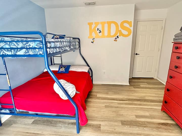 Amplia habitación para niños en la planta superior con capacidad para 3 personas.