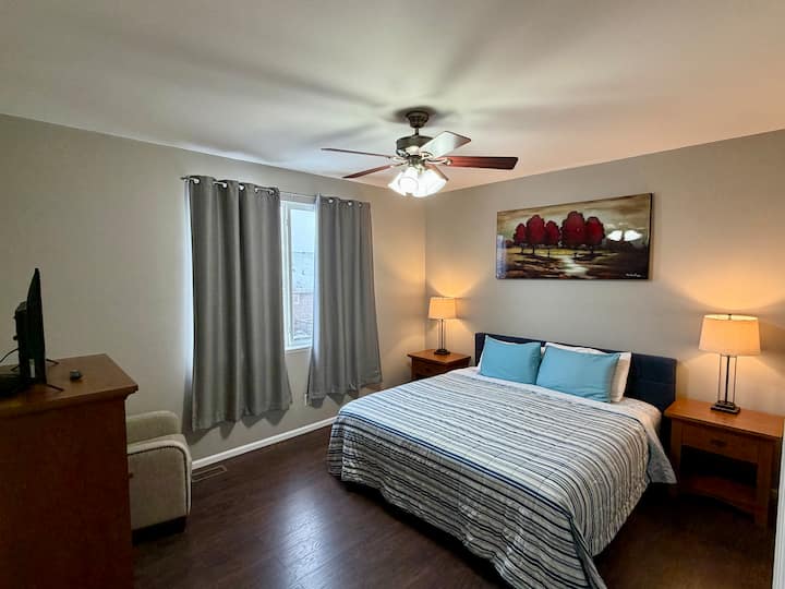 Dormitorio principal con cama tamaño king y baño principal privado adjunto. 