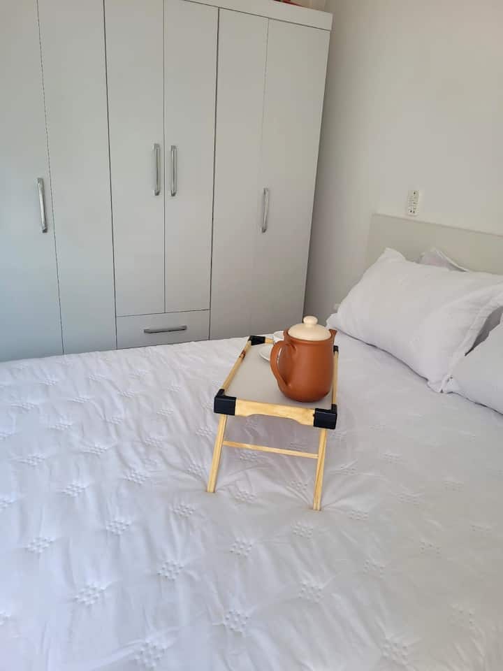 dubbelsäng, TV, luftkonditionering, takfläkt, badrum, sängkläder ingår 