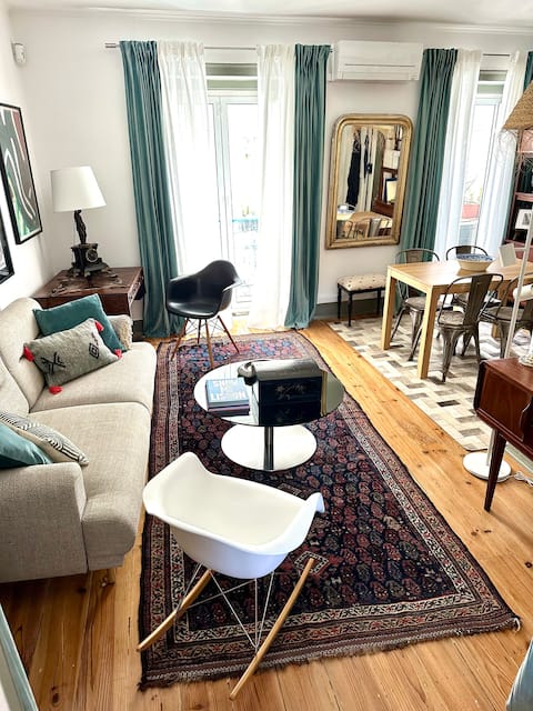 Top Airbnb: NEW! Antiques & Art Flat Santos/Sao Bento - Lisbon in Lisbon