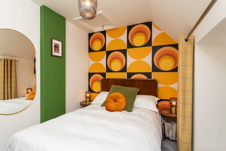 Quito double bedroom. Shares a bathroom with Felucca.