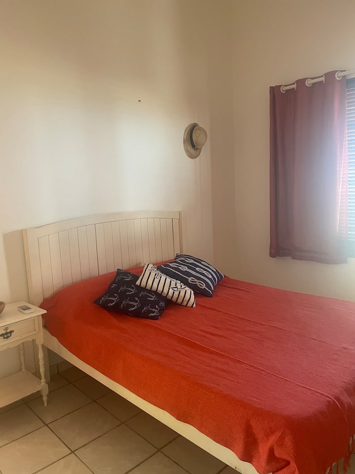 可俯瞰大海景的1号套房。空调和电动淋浴间 