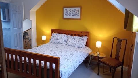 3 bed 2 bath 3 floors house, Kettering sleeps 6,
