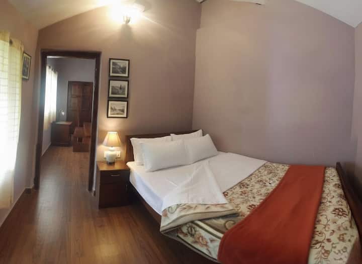 Еднокреветна соба идеална за 2 лица , заедничка бања