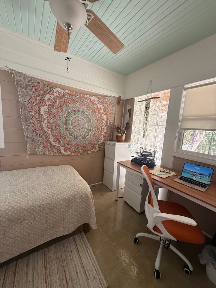 Escritorio e impresora en el dormitorio de Beach Shack