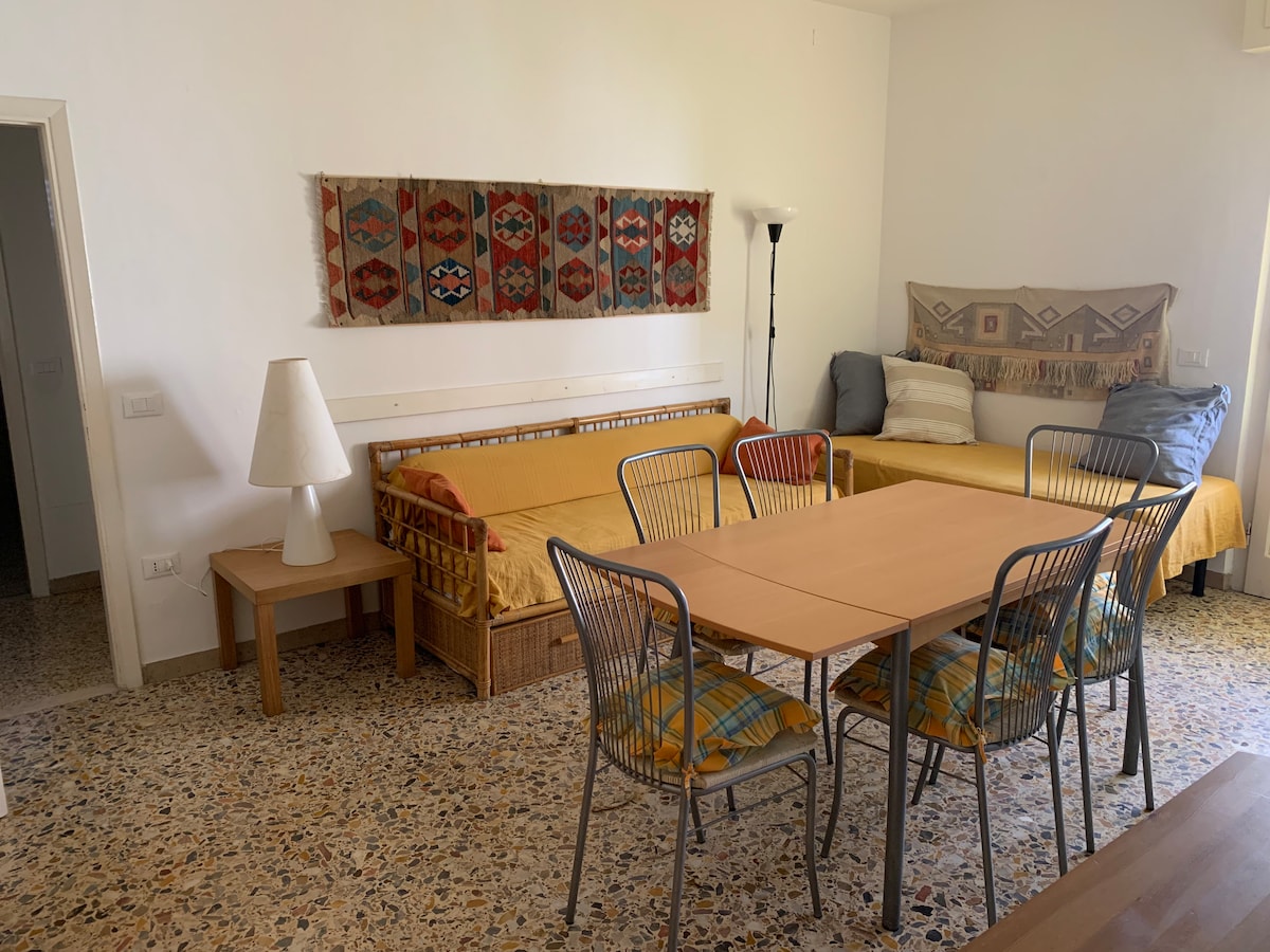 Annonce Airbnb populaire: The pine forest in front, the sea a stone's throw away à Cecina