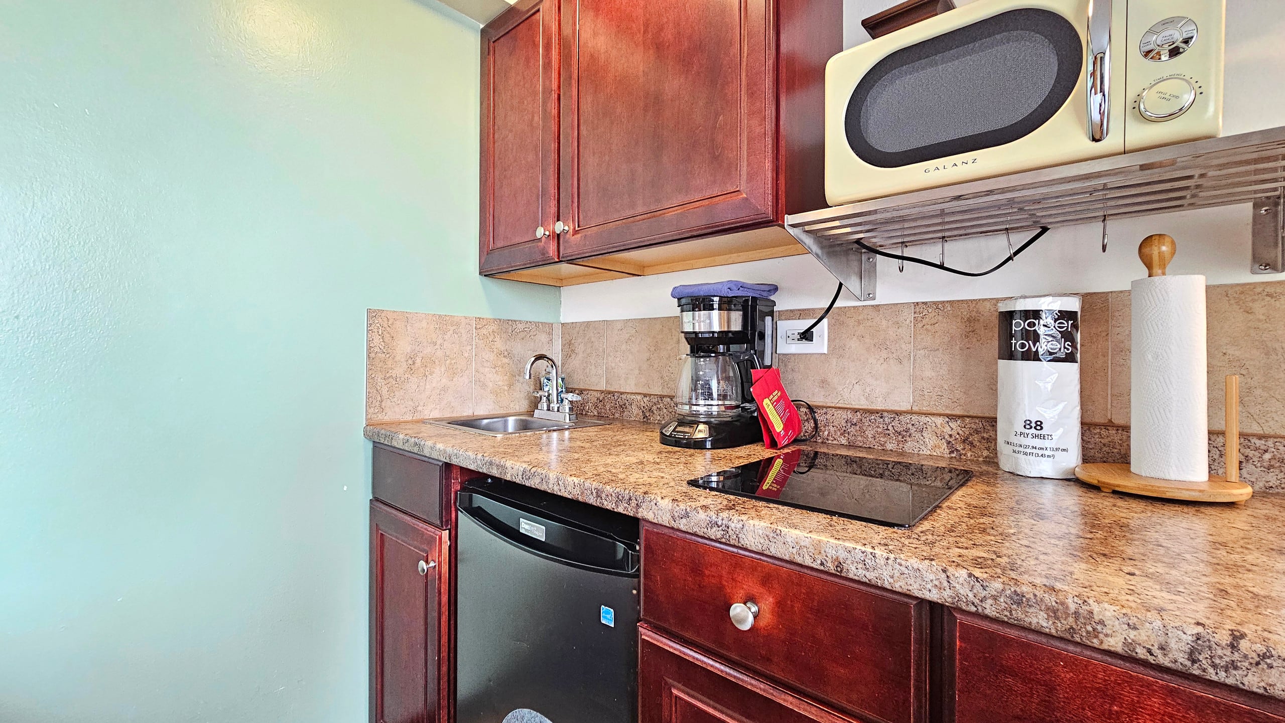 Condo in Honolulu · ★4.65 · Studio · 1 bed · 1 private bath - Image 3