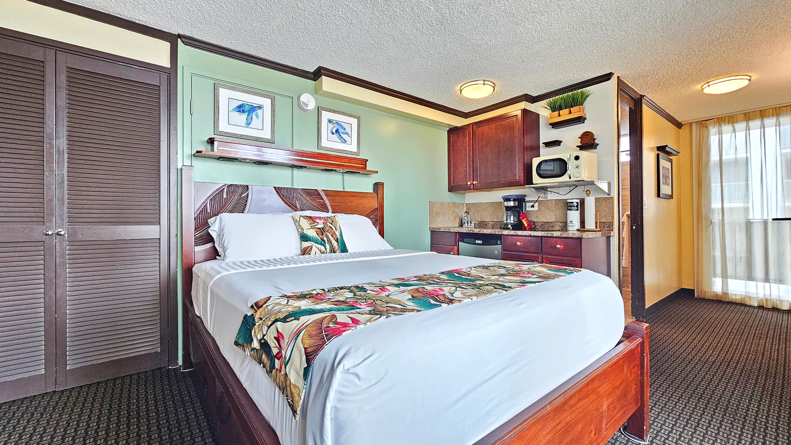 Condo in Honolulu · ★4.65 · Studio · 1 bed · 1 private bath - Image 25