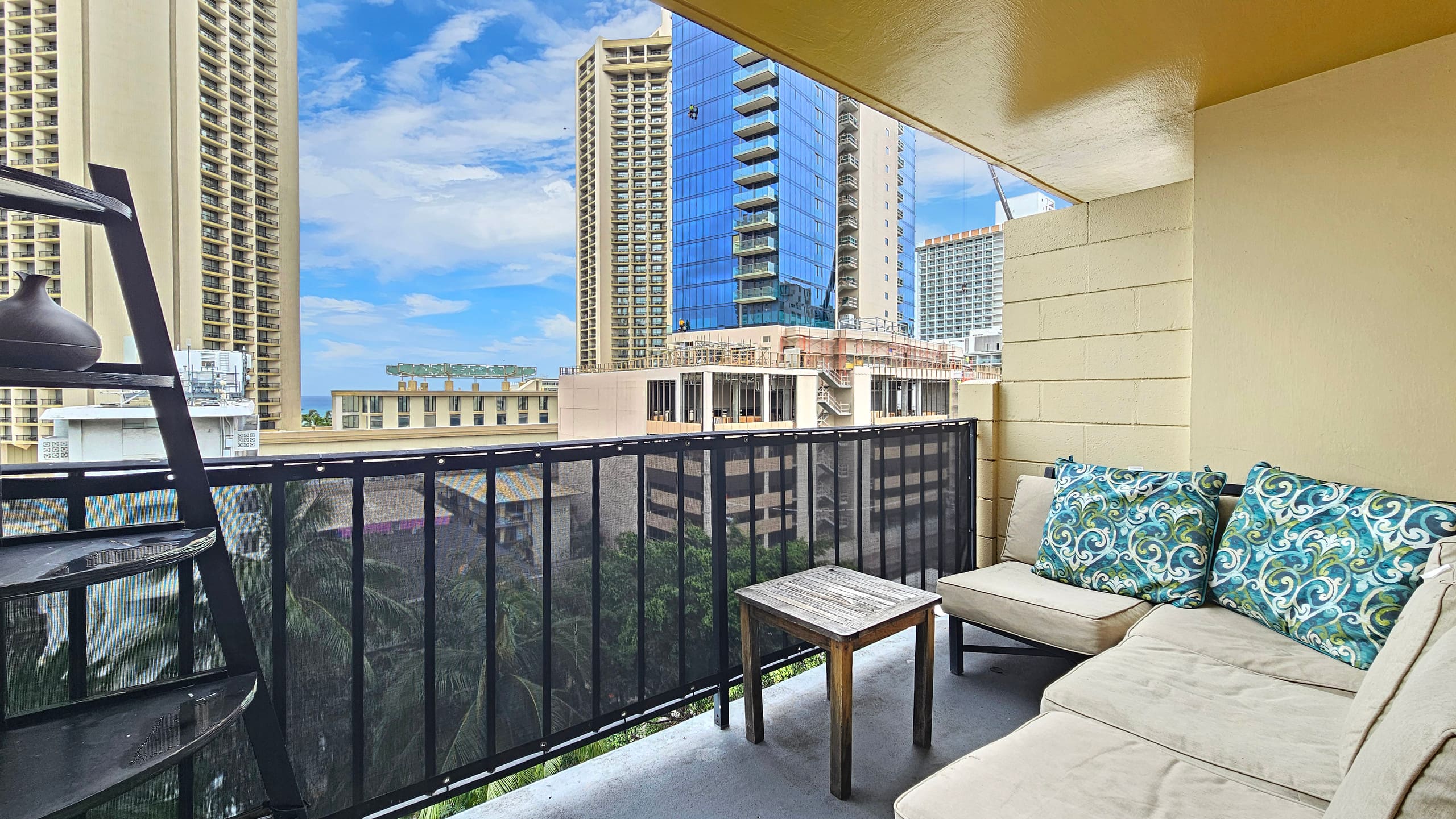 Condo in Honolulu · ★4.65 · Studio · 1 bed · 1 private bath - Image 16
