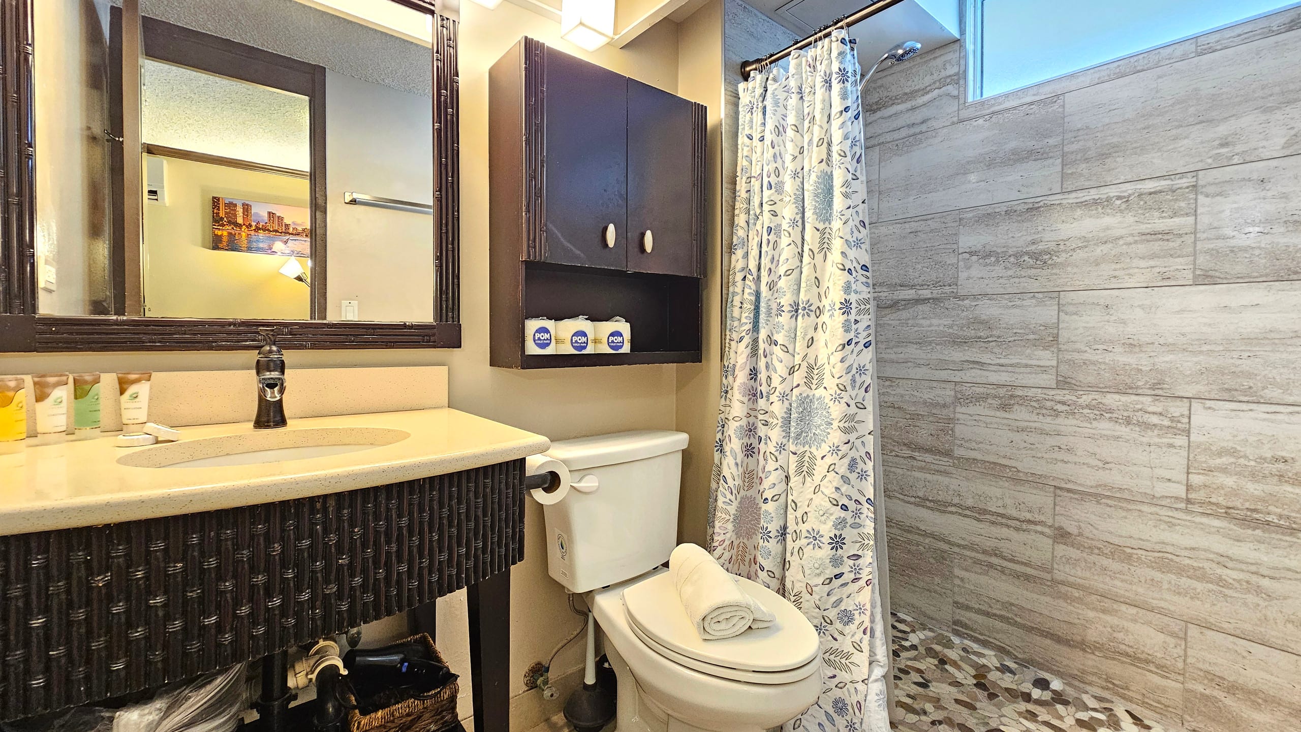 Condo in Honolulu · ★4.65 · Studio · 1 bed · 1 private bath - Image 8