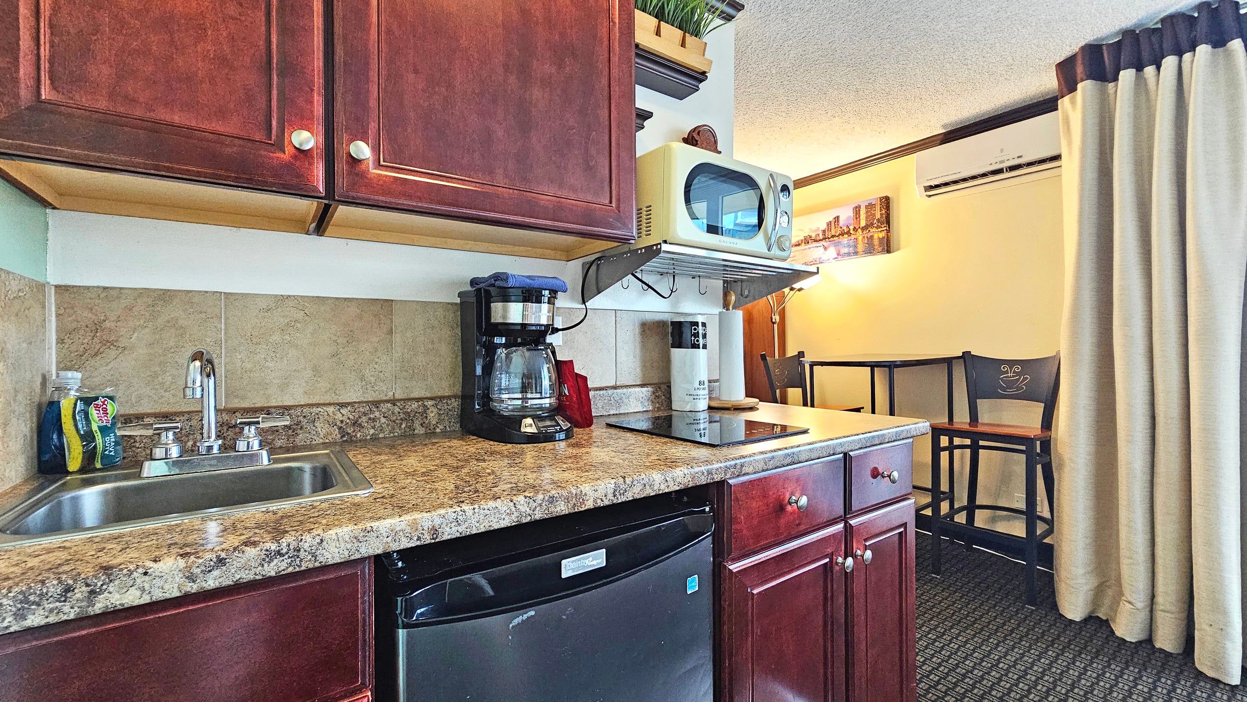 Condo in Honolulu · ★4.65 · Studio · 1 bed · 1 private bath - Image 2