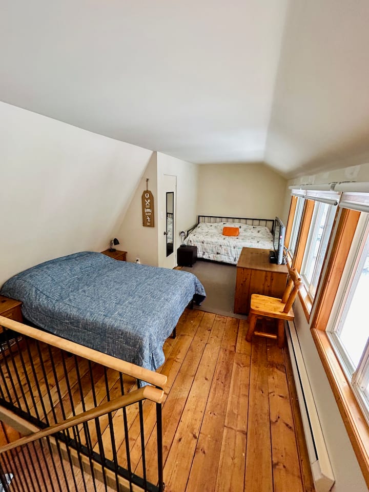 Open area - 1 double bed + 2 single beds