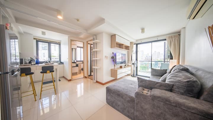Modern 1br | Top Floor | Pool, Gym & 2 Balconies
