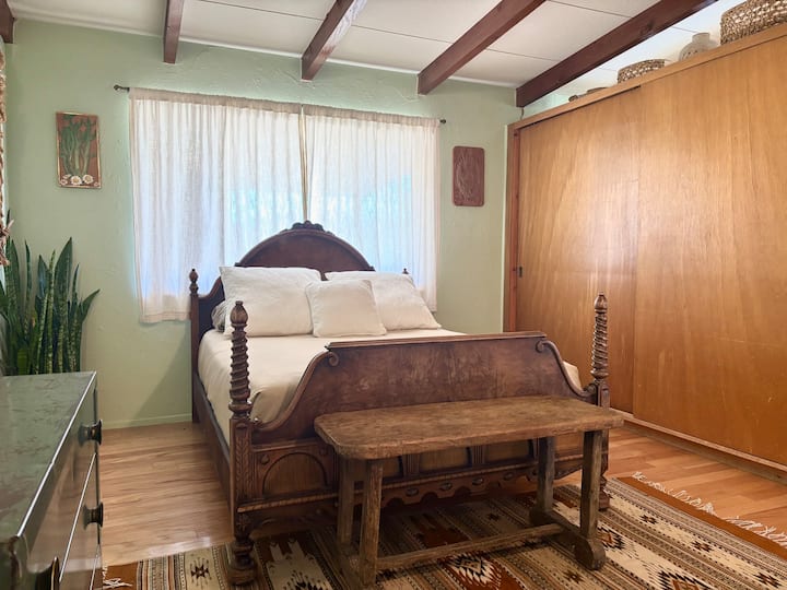 La deuxième chambre dispose d'un lit antique de taille normale et d'un banc de boudoir de la fin des années 1800. 