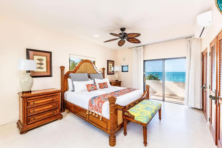 El dormitorio Southern King de arriba con balcón con vistas a la bahía de Sapodilla