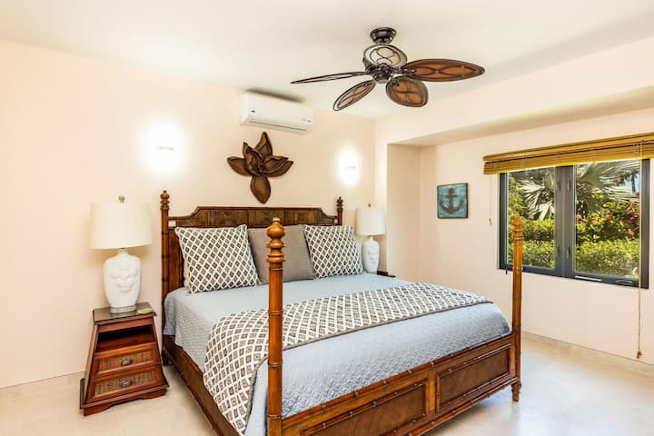 Hay un segundo dormitorio ubicado en el primer nivel, con los cuatro dormitorios restantes arriba. El dormitorio de abajo cuenta con una cama tamaño king y baño privado, al que se accede justo fuera de la entrada al dormitorio.