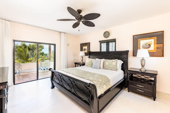 La recámara West King ubicada en el piso superior tiene su propio patio privado y baño privado.
