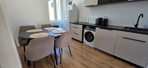 Popular Airbnb listing: Apartment Luan (terrace, sea view) in Grad Vis
