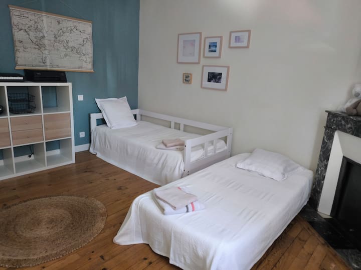 Habitación/Oficina con dos camas de 90, una de las cuales se puede desplegar (cama nido) para obtener una tercera cama.