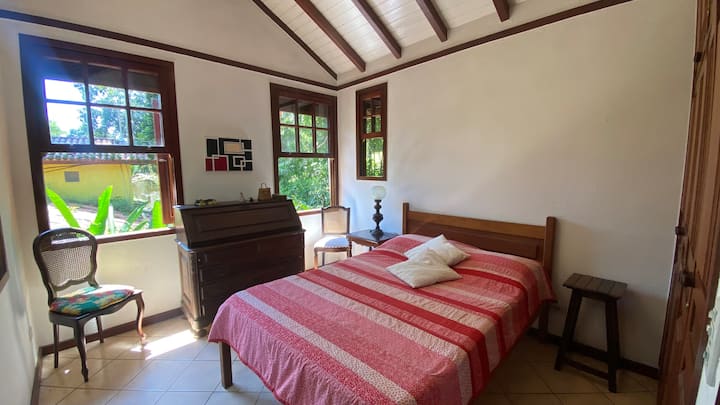 Regardez les arbres aux fenêtres . Il y a 5 fenêtres dans la chambre et la nature partout où vous regardez :)