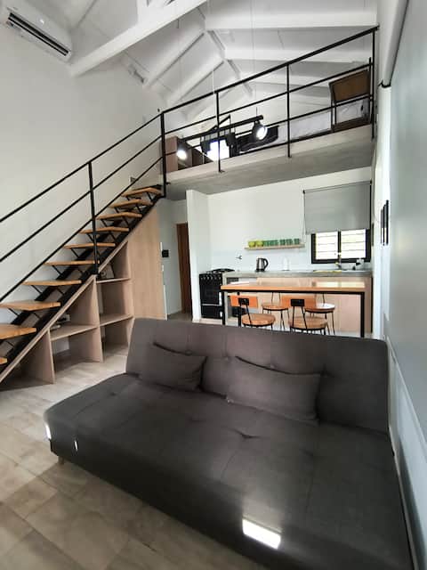 Propiedad de Airbnb exitosa: Tiny House rental with pool and patio facing the square en Departamento San Lorenzo