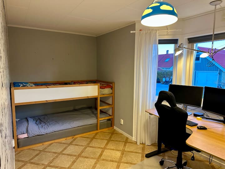 Spálňa  na prízemí. Poschodová posteľ po celej dĺžke (šírka 90 cm). 

Nachádza sa tu aj statný písací stôl (zdvihnúť a spustiť) s dvojitými obrazovkami na prácu alebo hry. 
