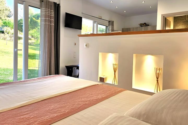 Een intieme ruimte met uitzicht op de tuin, ideaal voor een goede nachtrust.